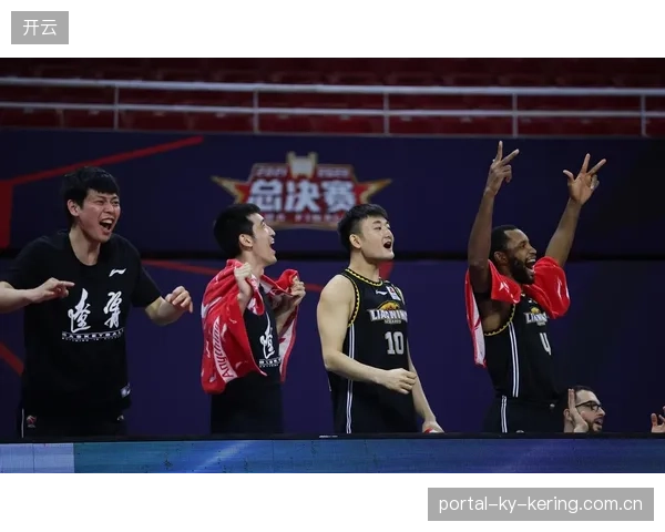 CBA吉林快攻三线推进暴扣直接点燃替补席：无与伦比的激情瞬间